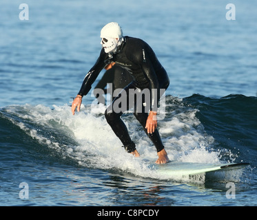 MÄNNLICHE SURFER AS JACK SKELLINGTON BLACKIE-HALLOWEEN-Kostüm SURF CONTEST 2011 ORANGE COUNTY Kalifornien USA 29. Oktober 2011 Stockfoto