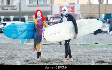 SURFER ALS SALLY & JACK SKELLINGTON AUS NIGHTMARE BEFORE CHRISTMAS BLACKIE-HALLOWEEN-KOSTÜM SURF CONTEST 2011 ORANGE COUNTY Stockfoto