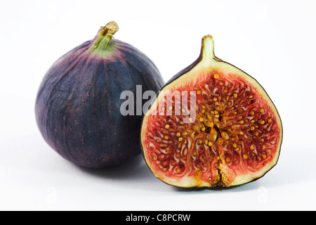 Ficus Carica. Schwarz-Bursa Abb. Querschnitt auf weißem Hintergrund. Stockfoto