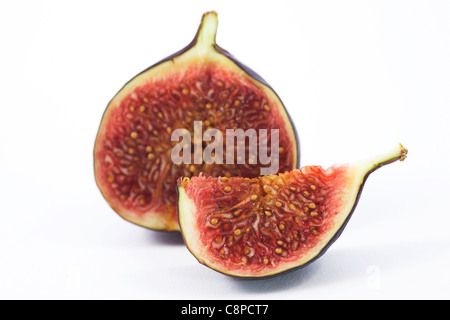 Ficus Carica. Schwarz-Bursa Abb. Querschnitt auf weißem Hintergrund. Stockfoto