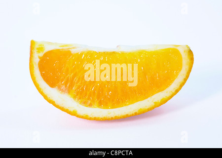 Citrus x Sinensis. Orangenscheibe auf weißem Hintergrund. Stockfoto