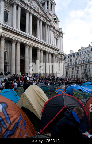 Antikapitalistischer Demonstranten sammeln außerhalb St. Paul Kathedrale auf Samstag, 29. Oktober 2011 in London, England, UK. Stockfoto