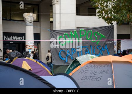 Antikapitalistischer Demonstranten sammeln außerhalb St. Paul Kathedrale auf Samstag, 29. Oktober 2011 in London, England, UK. Stockfoto