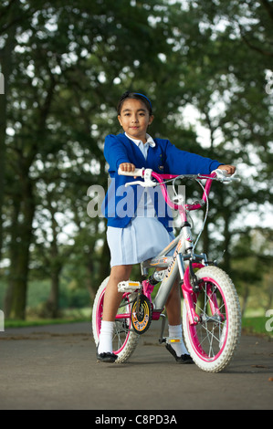 Junge Schulmädchen Radfahren Stockfoto