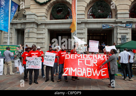 Anti-Mugabe Demonstranten halten einen "Demokratie für Simbabwe" Banner auf CHOGM 2011 Proteste in Perth. Stockfoto