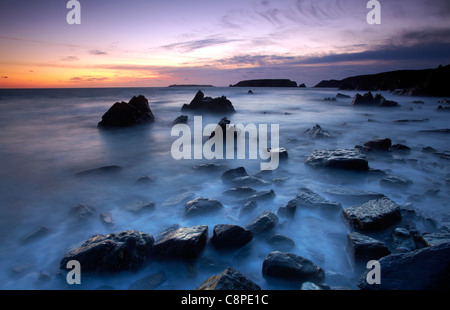 Abenddämmerung am Marloes, mit Blick auf Gateholm und Skokholm Inseln, Pembrokeshire, Westwales. Stockfoto