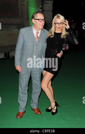 Nancy Sorrell und Vic Reeves kommen für die "Specsavers Spektakel Träger Of The Jahr 2009" im V & A Museum, London, 27. Oktober Stockfoto