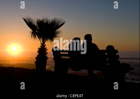 Paar den Sonnenuntergang über dem Atlantik Anzeigen von Mouille Point Cape Town-Südafrika Stockfoto