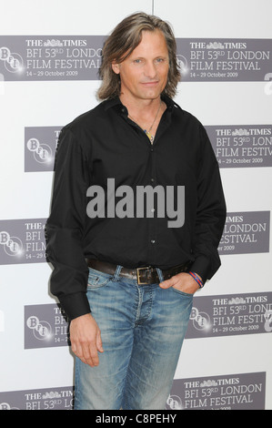 Viggo Mortensen nimmt an einem Fototermin für "The Road" im Mayfair Hotel, London, 16. Oktober 2009. Stockfoto