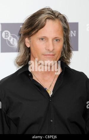 Viggo Mortensen nimmt an einem Fototermin für "The Road" im Mayfair Hotel, London, 16. Oktober 2009. Stockfoto