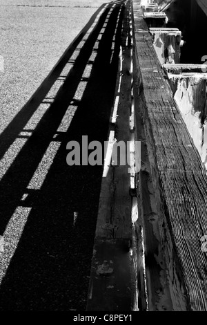 Verwitterte Geländer entlang einer historischen Brücke aus den 1930er Jahren in der kalifornischen Sierra Nevada Mountains. Stockfoto