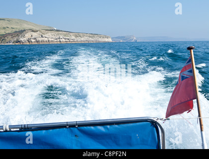 Flagge von der Rückseite auf dem Boot auf Jurassic coast Stockfoto