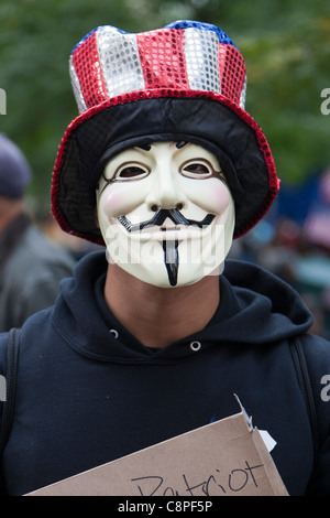 Ein Mann trägt eine Guy Fawkes Maske der Anonymous-Gruppe während der Demonstration Occupy Wall Street in New York City, New York. Stockfoto