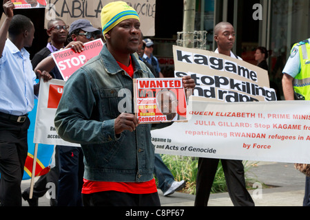 Demonstranten gegen ruandische Präsident Paul Kagame CHOGM 2011 demonstriert. Stockfoto