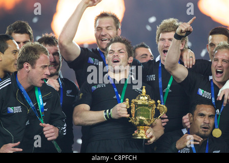 New Zealand Kapitän Richie McCaw hebt die Trophäe, wie seine Teamkollegen nach New Zealand 8: 7 Sieg über Frankreich feiern Stockfoto