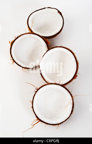 Öffnen der Kokosnuss auf weißem Hintergrund Stockfoto