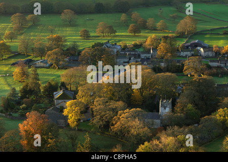 Die ersten Sonnenstrahlen treffen das bunte Herbstlaub Arncliffe in Littondale, Yorkshire Stockfoto