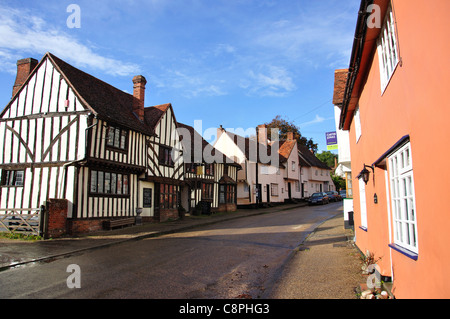 Die Bell Inn und Häuser auf der Straße, Kersey, Suffolk, England, Vereinigtes Königreich Stockfoto