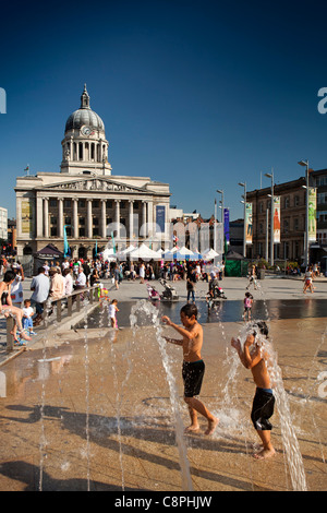 UK, Nottinghamshire, Nottingham, Old Market Square, Kinder spielen im Brunnen an heißen sonnigen Tag Stockfoto