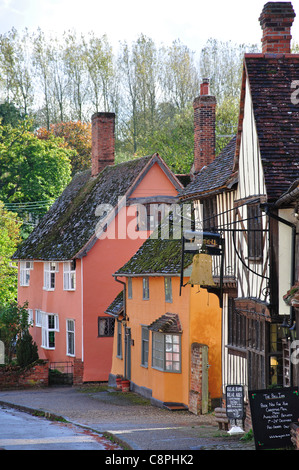 Die Bell Inn und Häuser auf der Straße, Kersey, Suffolk, England, Vereinigtes Königreich Stockfoto