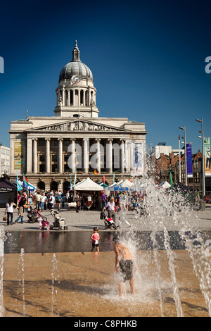 UK, Nottinghamshire, Nottingham, Old Market Square, Kinder spielen im Brunnen an heißen sonnigen Tag Stockfoto