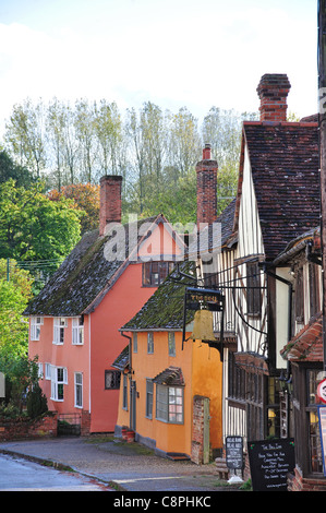 Die Bell Inn und Häuser auf der Straße, Kersey, Suffolk, England, Vereinigtes Königreich Stockfoto