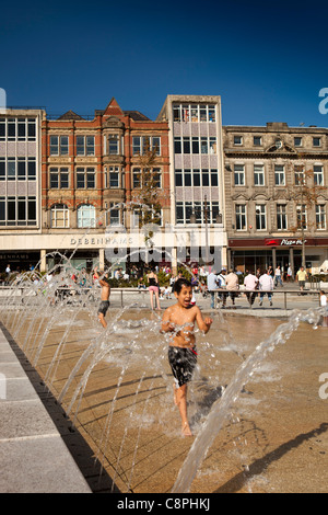 UK, Nottinghamshire, Nottingham, Old Market Square, Kinder spielen im Brunnen an heißen sonnigen Tag Stockfoto
