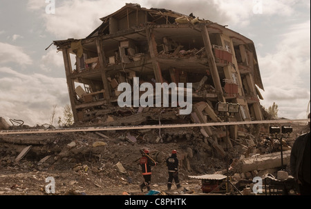 TheEarthquake Epizentrum in Tabanlı Dorf und gemessenen 7,2 auf der Richterskala erschütterte Provinz Van, um 13:41 am 23. Oktober 2011. Das Erdbeben und die Nachbeben waren vor allem in den Regionen rund um das Epizentrum zu spüren. Die Stadt von Ercis in Provinz Van ist meistens am Samstag, 29. betroffen. Stockfoto