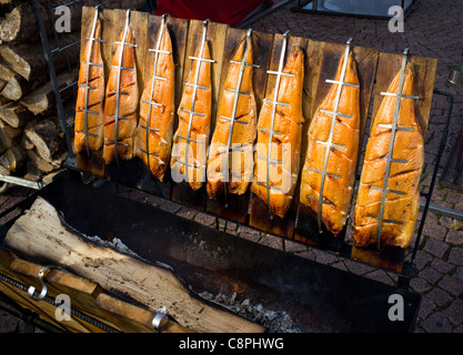 Kochen brannten (geflammt) Lachsfilets außen am Kalaryssäys Kalaryssaeys Markt Messe in Kuopio, Finnland Stockfoto