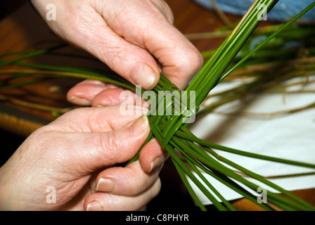 Ein St. Brigid Kreuz ist eines der traditionellen Rituale in Irland zu Beginn des frühen Frühling, 1. Februar feiern Stockfoto