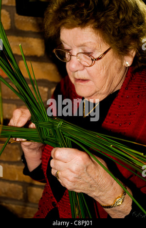 Ein St. Brigid Kreuz ist eines der traditionellen Rituale in Irland zu Beginn des frühen Frühling, 1. Februar feiern Stockfoto