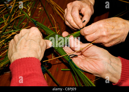 Hände, so dass eine St. Brigid Kreuz eines der traditionellen Ritualen in Irland zu Beginn des frühen Frühling, 1. Februar feiern Stockfoto