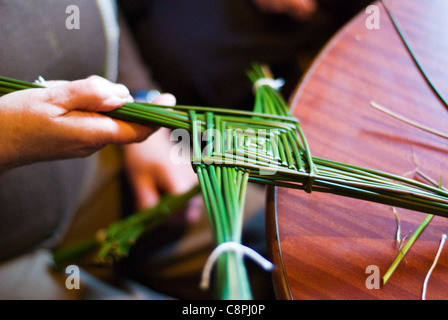 Ein St. Brigid Kreuz ist eines der traditionellen Rituale in Irland zu Beginn des frühen Frühling, 1. Februar feiern Stockfoto