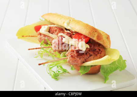 Knuspriges Baguette mit Fleischbällchen auf sticks Stockfoto