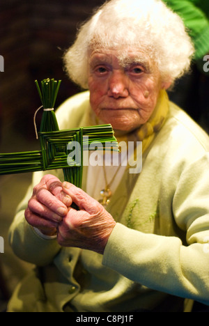 Ein St. Brigid Kreuz ist eines der traditionellen Rituale in Irland zu Beginn des frühen Frühling, 1. Februar feiern Stockfoto