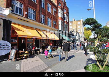 Straßencafés auf der Exhibition Road, Kensington, Royal Borough von Kensington und Chelsea, Greater London, England, Vereinigtes Königreich Stockfoto