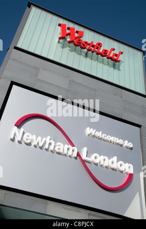 Der Westfield Logo & "Welcome to Newham London" Westfield Stratford City Shopping Centre, London, UK Stockfoto