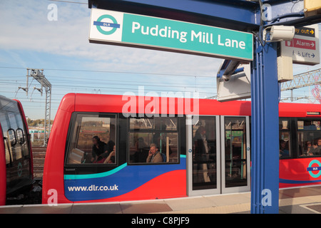 DLR-Zug im Bahnhof Pudding Mill Lane und die London 2012 Olympischen Leichtathletik-Stadion in Stratford, im Osten Londons. Okt 2011 Stockfoto