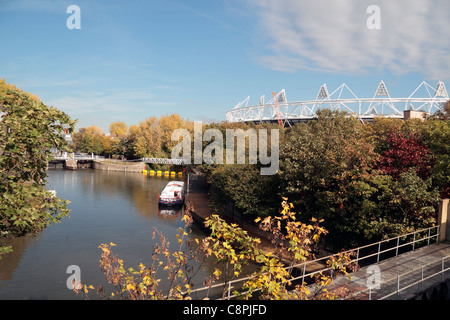 Blick auf das alte Ford Schloss am Fluss Lea Navigation in der Nähe der 2012 Olympics Stadion in Stratford, London, UK. Stockfoto