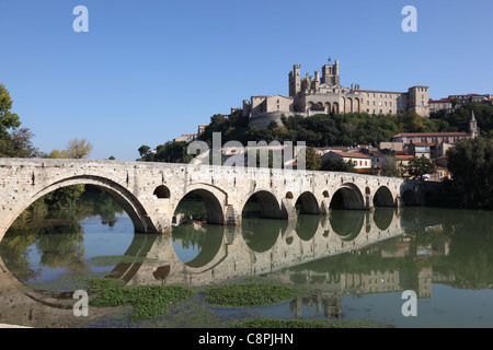 Kathedrale St. Nazaire und Pont Vieux in Beziers, Frankreich Stockfoto