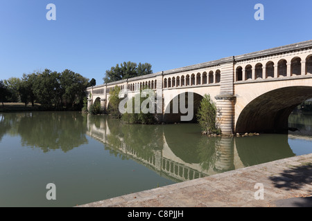 Canal du Midi, überqueren den Fluss Orb in Béziers, Frankreich Stockfoto