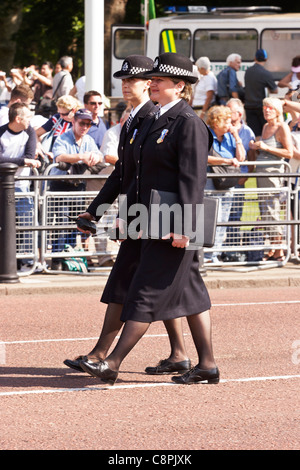 Polizistinnen zu Fuß außerhalb der Buckingham Palace, London, Vereinigtes Königreich. Stockfoto