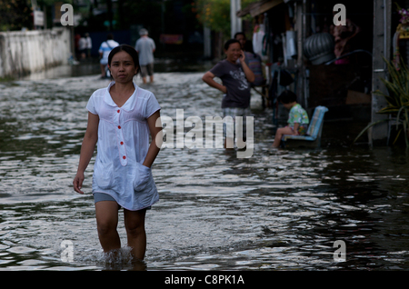 Bangkok Bewohner durch Hochwasser aus dem Überquellenden Phra Khanong Canal, Sukhumvit Road, Soi 50, Bangkok, Thailand, Südostasien Wade am 30. Oktober 2011. Thailand erlebt die schlimmste Überschwemmung in mehr als 50 Jahren. Quelle: Kraig Lieb Stockfoto