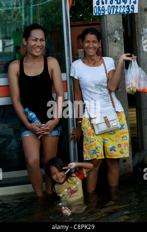Bangkok Einwohner stehen im Hochwasser aus dem überquellenden Phra Khanong Canal, Sukhumvit Road, Soi 50, Bangkok, Thailand am 30. Oktober 2011. Thailand erlebt den schlimmsten Überschwemmungen seit mehr als 50 Jahren. Kredit: Kraig Lieb Stockfoto
