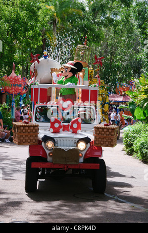 Mickey mouse auf einem Schwimmer auf die Mickeys jammin Dschungel-Parade im Tierreich Stockfoto