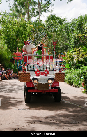 Mickey mouse auf einem Schwimmer auf die Mickeys jammin Dschungel-Parade im Tierreich Stockfoto