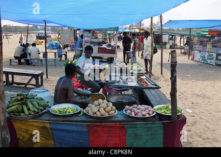 frischer Fisch braten und andere Lebensmittel verkaufen Imbissbuden in der Strand von Marina, ehemalige Madras Chennai, Tamilnadu, Indien, Asien Stockfoto