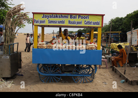 bunte Bel Poori Verkauf Garküche in Strand von Marina, ehemalige Madras Chennai, Tamil Nadu, Indien, Asien Stockfoto