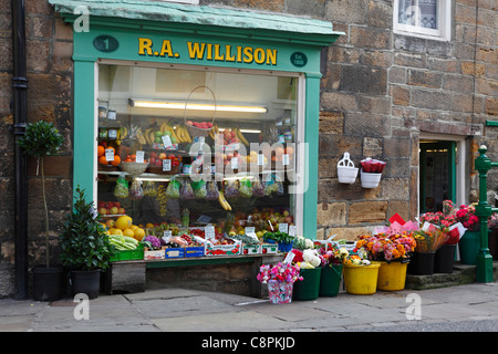 R.a. Willison Gemüsehändler gegründet 1800 in Whitby, North Yorkshire, England, UK Stockfoto