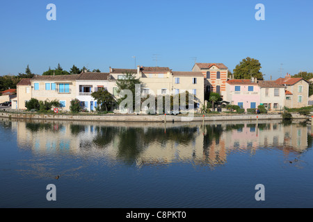 Häuser am Wasser in Aigues-Mortes, Südfrankreich Stockfoto